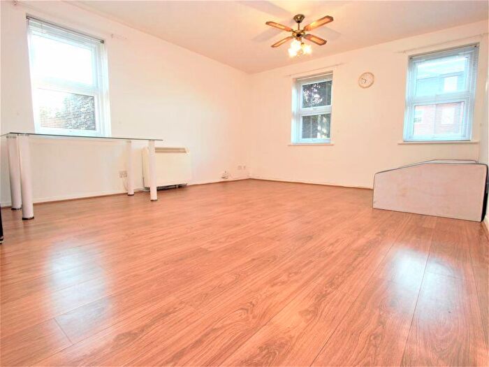 2 Bedroom Flat To Rent In Collings Close, Bounds Green, N22