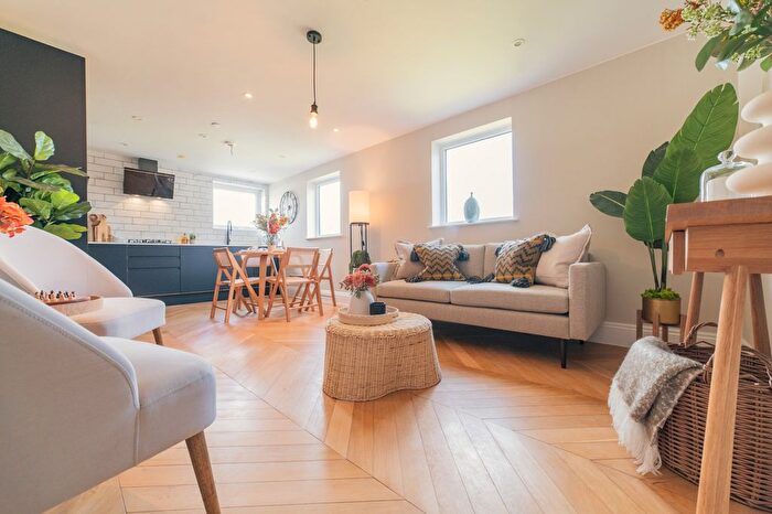 2 Bedroom Flat For Sale In Albany Road, Penylan, CF24