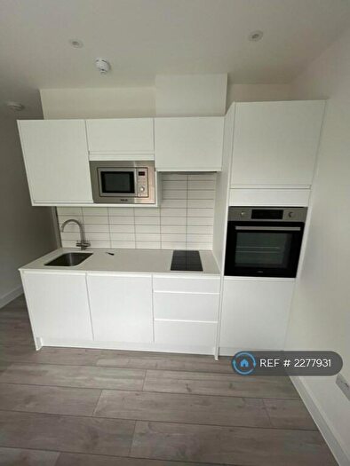 Studio To Rent In Mountview Road, London, N4