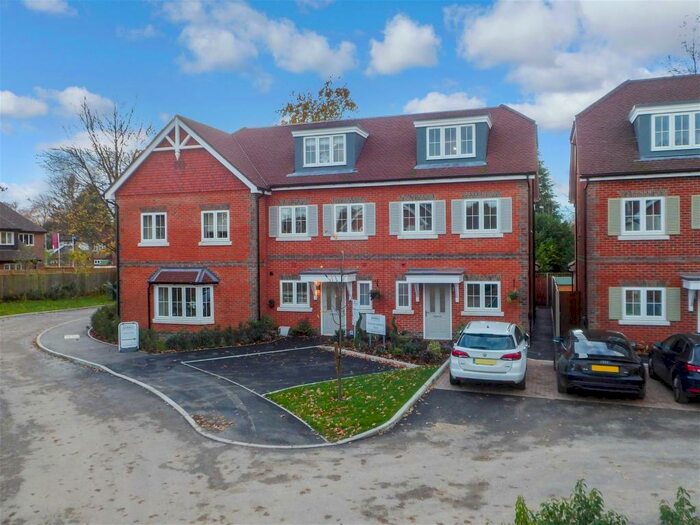 4 Bedroom Detached House For Sale In Livingstone Road, Caterham, Surrey