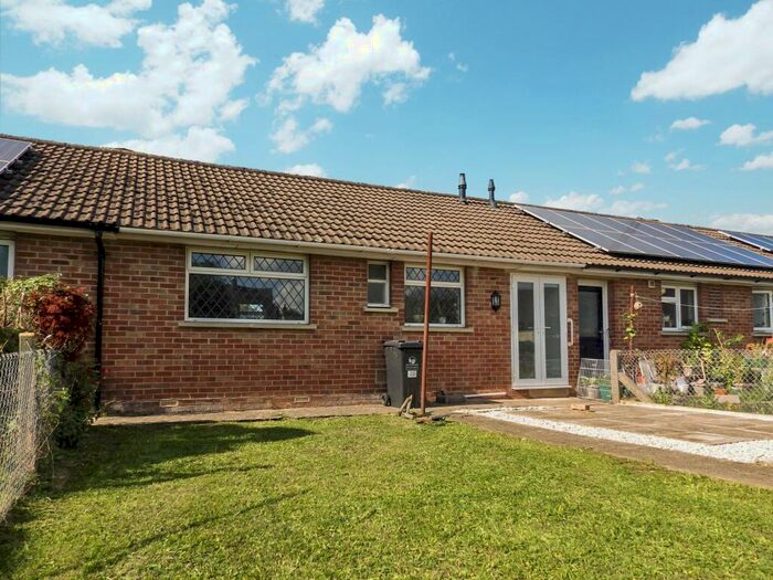 1 Bedroom Detached Bungalow To Rent In Ashcombe Close, Witney, Oxfordshire, OX28