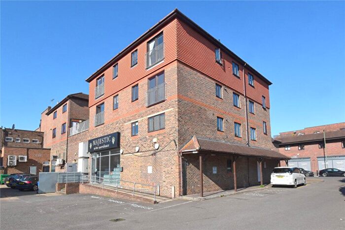 2 Bedroom Flat For Sale In Freelands Road, Cobham, KT11