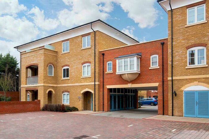 3 Bedroom Flat To Rent In High Road, London, N12