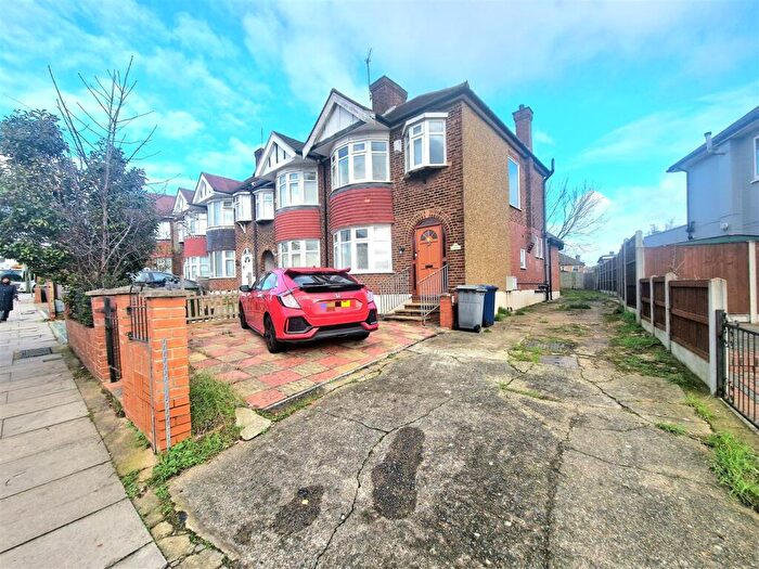 3 Bedroom End Of Terrace House For Sale In Brunswick Park Road, New Southgate, N11