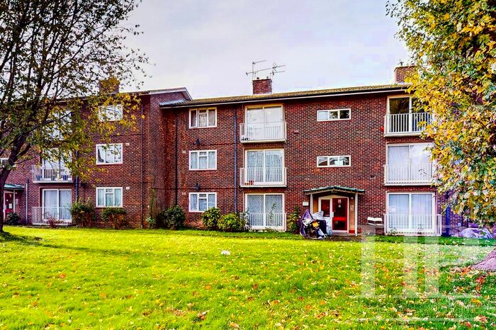 2 Bedroom Flat To Rent In Oak Way, Crawley, RH10