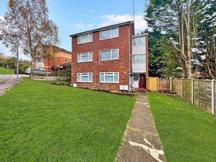 2 Bedroom Maisonette For Sale In Falconers Road, Luton, Bedfordshire, LU2