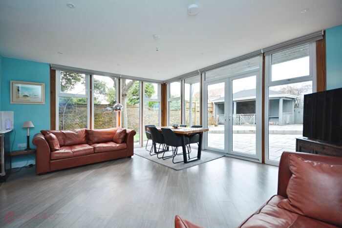 3 Bedroom End Of Terrace House For Sale In Kingsgate Avenue, Broadstairs, Kent, CT10