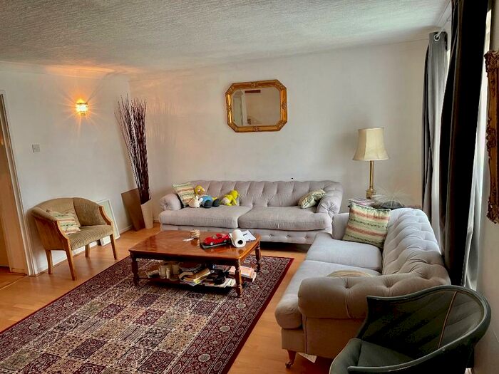 5 Bedroom Town House To Rent In Colin Drive, London, NW9