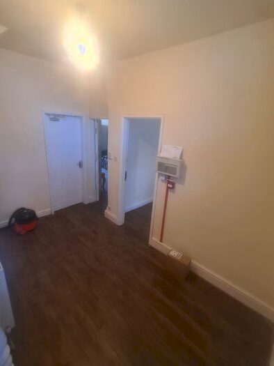 8 Bedroom Terraced House To Rent In Harlaxton Drive, Nottingham, NG7