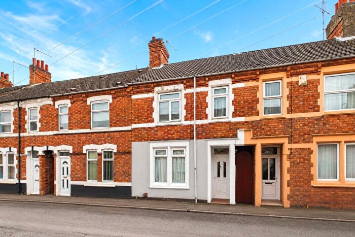 4 Bedroom Terraced House For Sale In Bath Road, Kettering, Northamptonshire, NN16