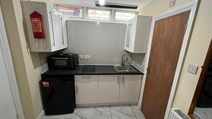 Terraced House To Rent In Hammersmith Road, London, W14