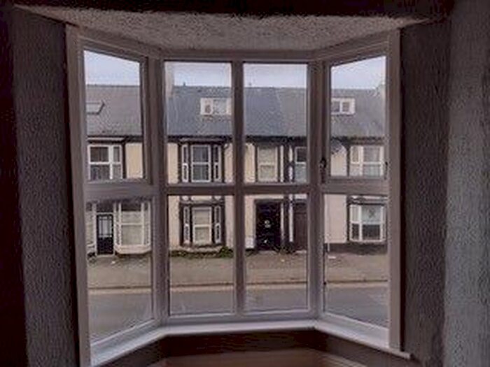 1 Bedroom Flat To Rent In 62 Kinmel Street, Rhyl, Denbighshire LL18