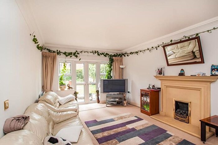 5 Bedroom Flat To Rent In Heathfield Close, Watford, WD19