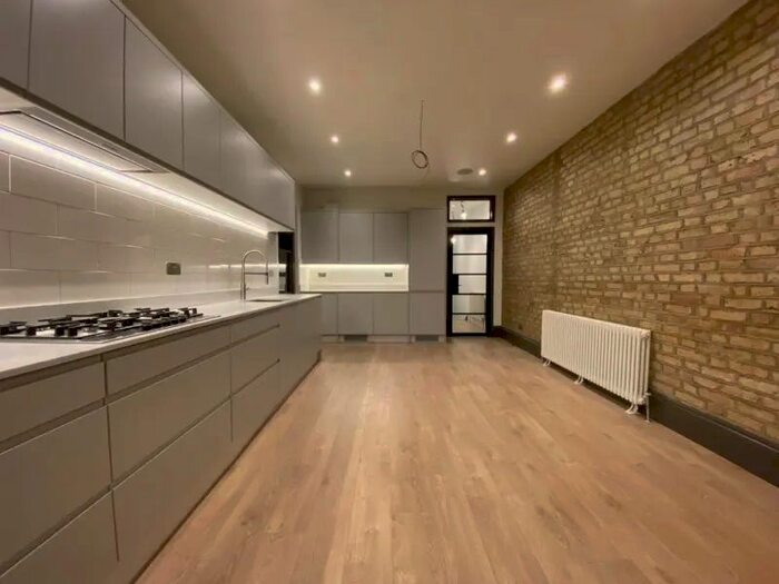 3 Bedroom Flat To Rent In Cumberland Park, Acton, W3