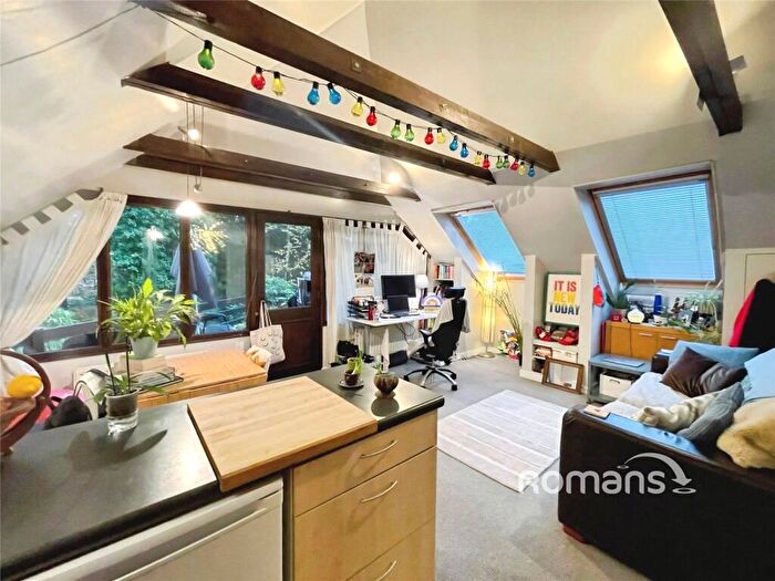 1 Bedroom Flat To Rent In Lodge Hill Road, Lower Bourne, Farnham, GU10