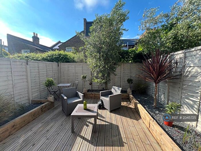 2 Bedroom Flat To Rent In Chatto Road, London, SW11