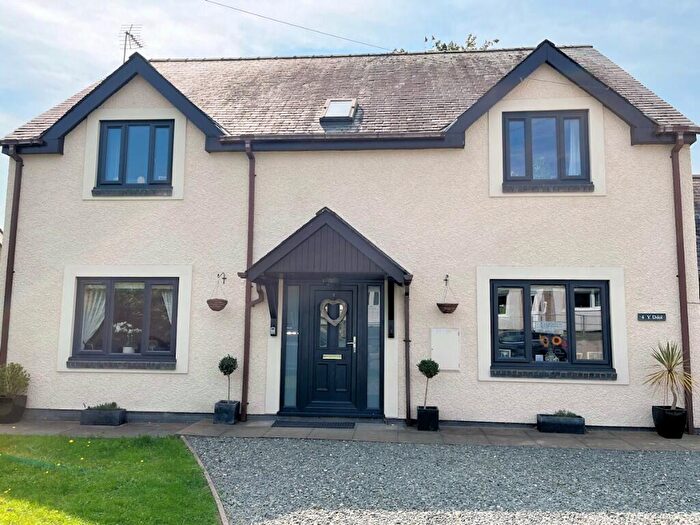 4 Bedroom Link Detached House For Sale In Y Ddol, Bryncrug Gwynedd, LL36