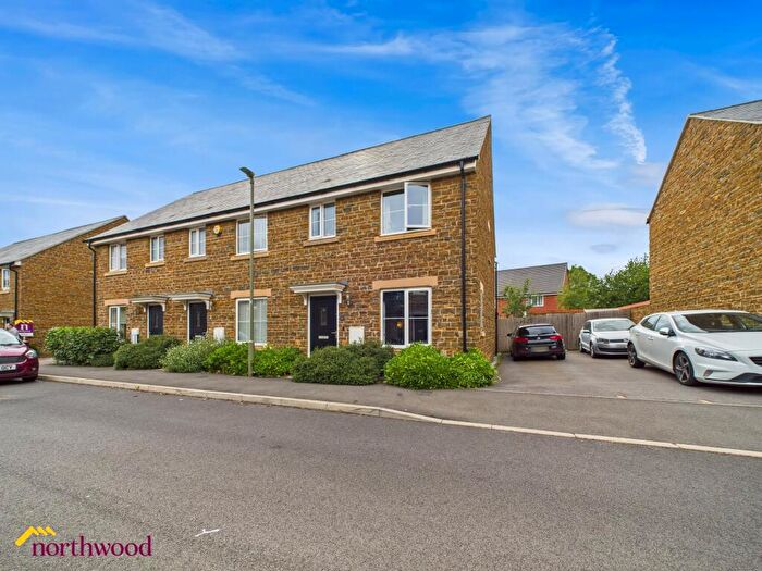 3 Bedroom End Of Terrace House For Sale In Kingerlee Road, Banbury, OX16