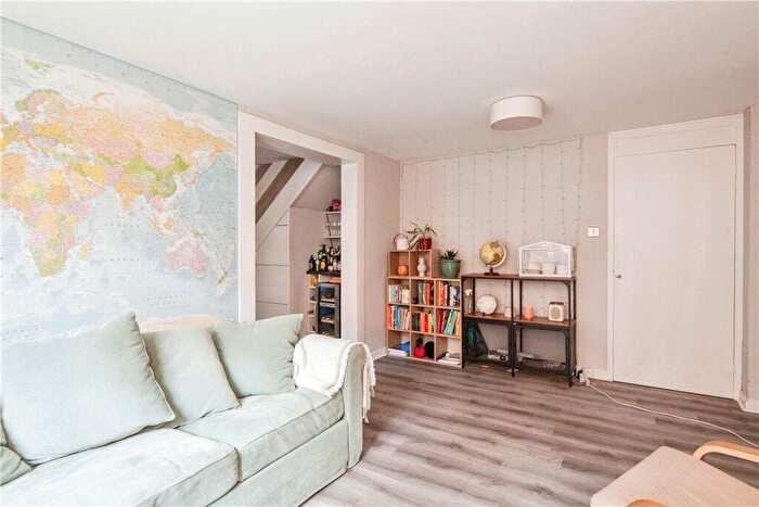 2 Bedroom Flat For Sale In Fawcett Close, London, SW11