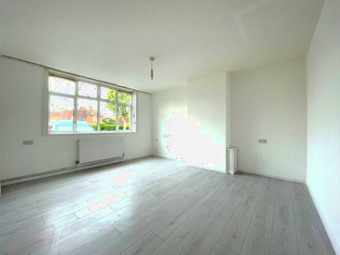 1 Bedroom Apartment To Rent In Haselbury Road, Edmonton, N9