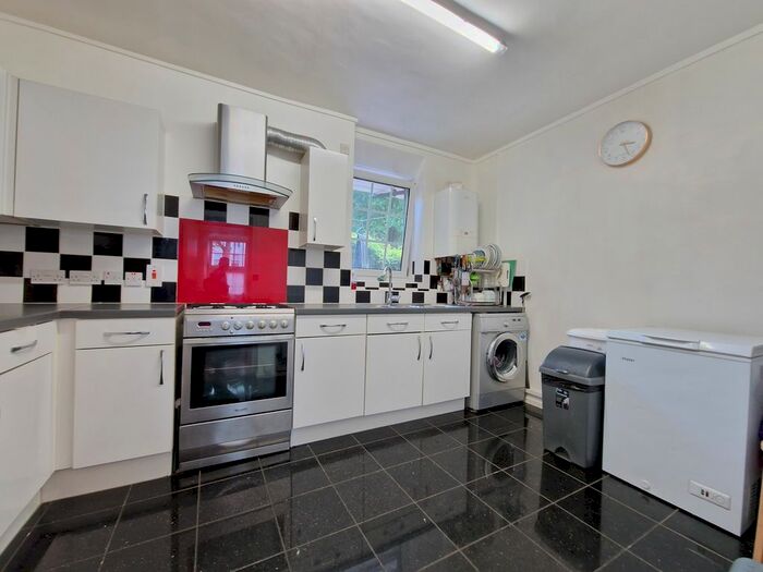 2 Bedroom Flat To Rent In George Row, Bermondsey, London, SE16