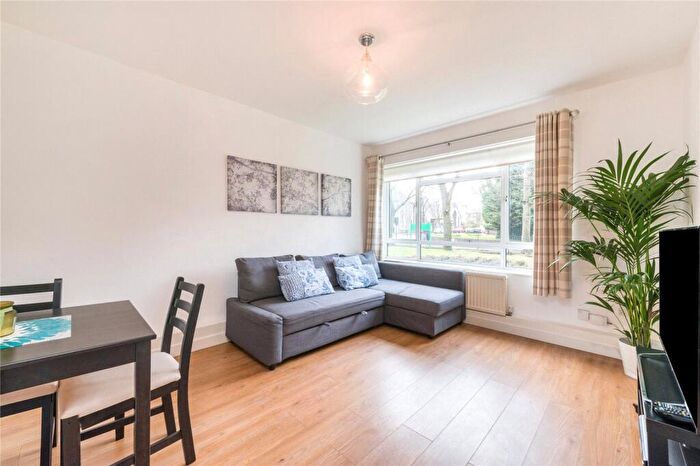 1 Bedroom Flat To Rent In Fairdene Court, Camden Road, N7