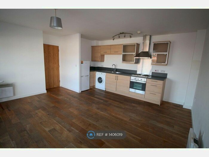 2 Bedroom Flat To Rent In Priory Court, Colchester, CO3