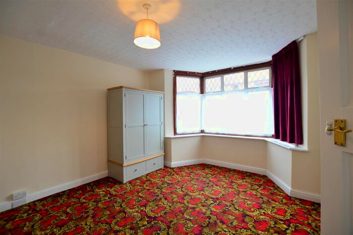 4 Bedroom Semi-Detached House To Rent In Ellis Avenue, Slough, SL1