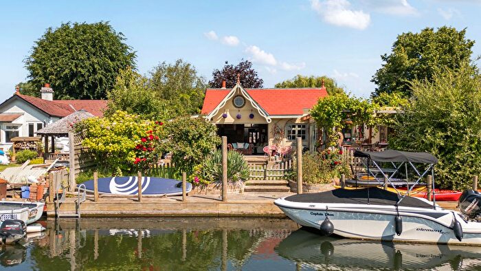 3 Bedroom Bungalow For Sale In Pharaohs Island, Shepperton, TW17