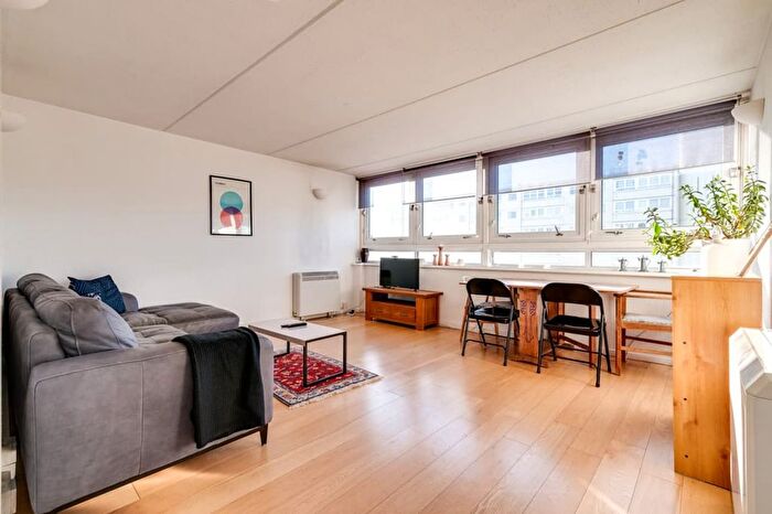 2 Bedroom Flat To Rent In Flat Park Court, Battersea Park Road, London, SW11