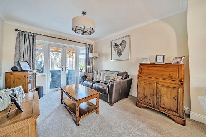 4 Bedroom Detached House For Sale In Ashley Road, Farnborough, GU14