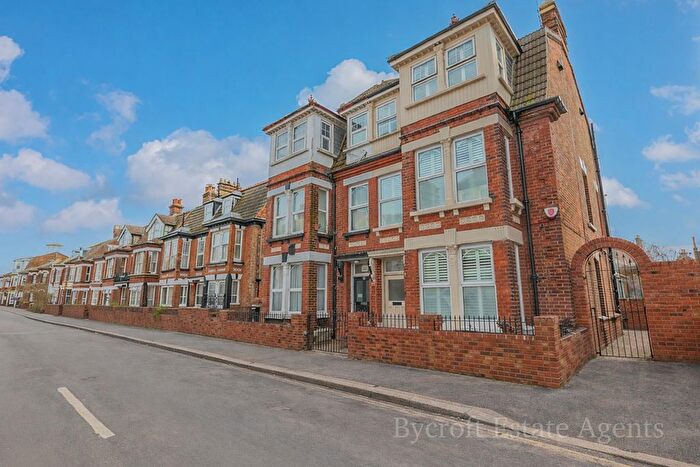 5 Bedroom Semi-Detached House For Sale In Upper Cliff Road, Gorleston, NR31