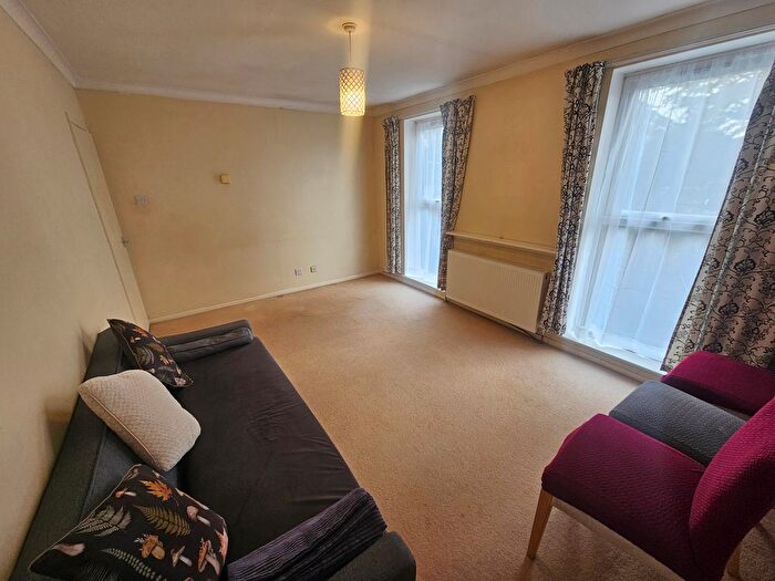 2 Bedroom Flat To Rent In The Greenway, Uxbridge, UB8
