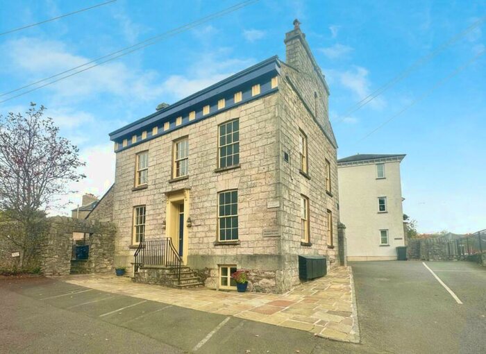 4 Bedroom Flat To Rent In Mount Pleasant, Kendal, LA9