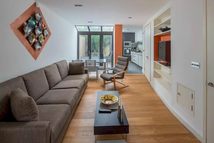 3 Bedroom End Of Terrace House To Rent In Lynton Road, London, SE1