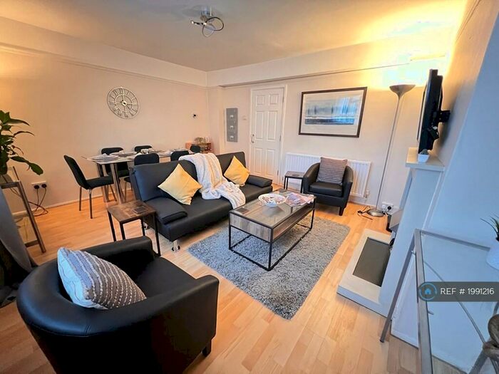 3 Bedroom Flat To Rent In Glazebrook Close, London, SE21