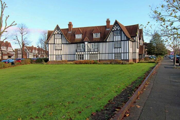 3 Bedroom Flat To Rent In Queens Drive, London, W3