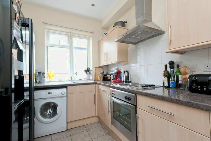 3 Bedroom Flat To Rent In Darwin Road, South Ealing, London, W5
