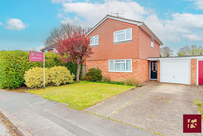 4 Bedroom Link Detached House For Sale In Pine Croft Road, Wokingham, RG41