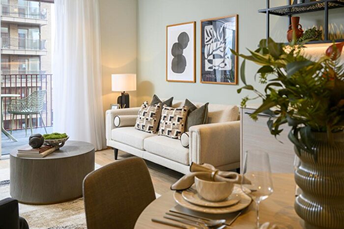 1 Bedroom Apartment For Sale In Heron Wharf, Leven Road, London, E14