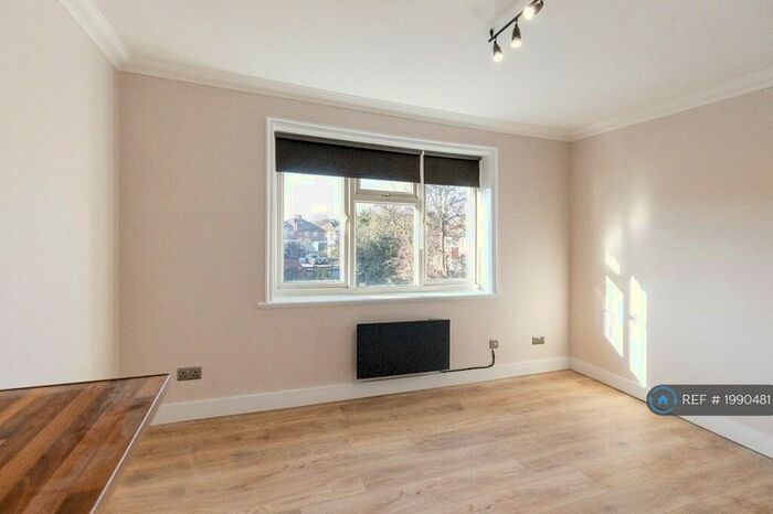 Studio To Rent In Hendon Way, London, NW2