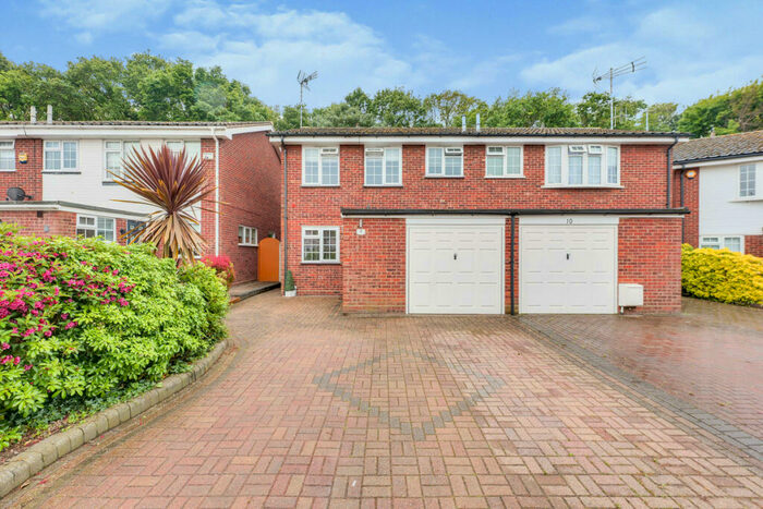 3 Bedroom Semi-Detached House To Rent In Poppyfield Close, Leigh-on-sea, Essex, SS9