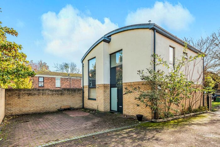 3 Bedroom Semi-Detached House To Rent In Woodville Close, London, SE3