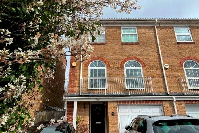 4 Bedroom Property To Rent In Court Royal Mews, Southampton, SO15