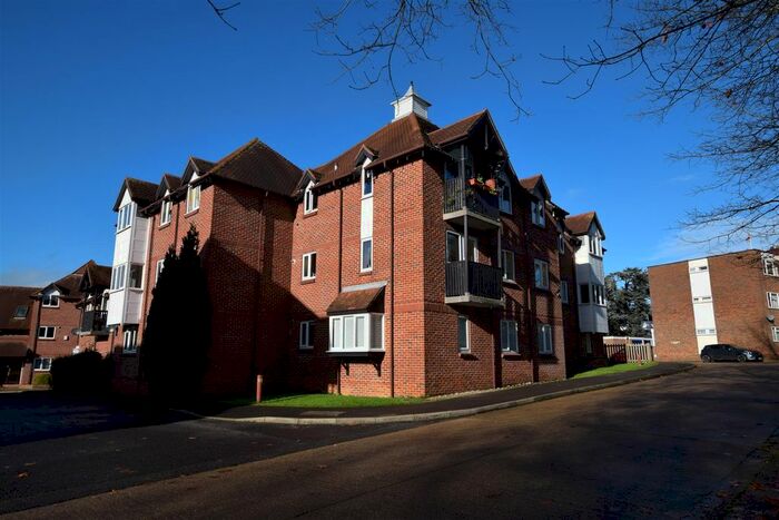 2 Bedroom Flat To Rent In South Court, Summerfields, Ingatestone, CM4
