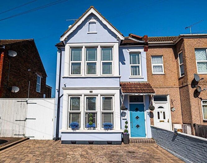 5 Bedroom Semi Detached House For Sale In Ambleside Drive, Southend-On-Sea, SS1