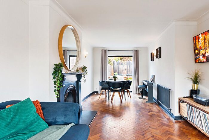 3 Bedroom Semi-detached House For Sale In Sheep Walk, Shepperton, TW17