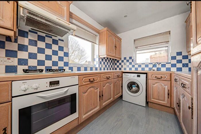 2 Bedroom Flat To Rent In Lansbury Drive, Hayes, UB4
