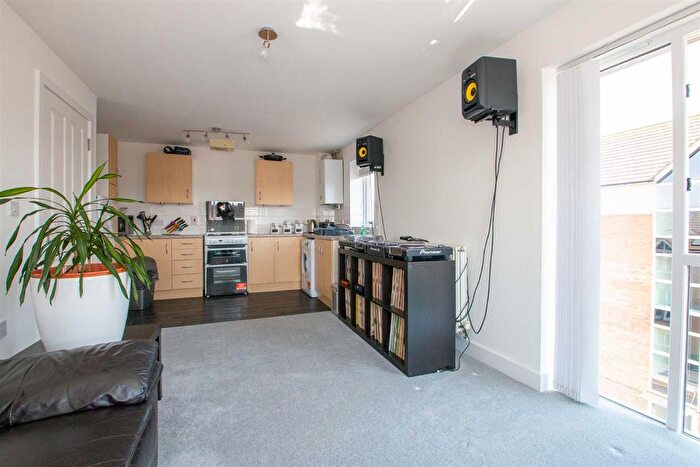 1 Bedroom Flat To Rent In Warwick Avenue, Broughton, MK10