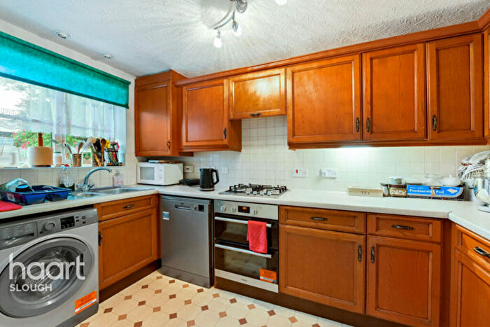 4 Bedroom Detached House For Sale In Trumper Way, Slough, SL1